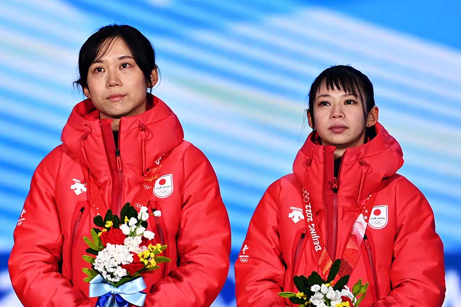 スピードスケート女子団体追い抜き（パシュート）で銀メダルを獲得した高木菜那（右）と高木美帆【写真：Getty Images】