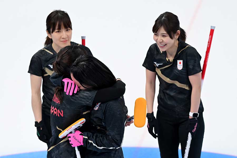 スイスに敗戦後、互いの健闘を称える日本代表【写真：Getty Images】
