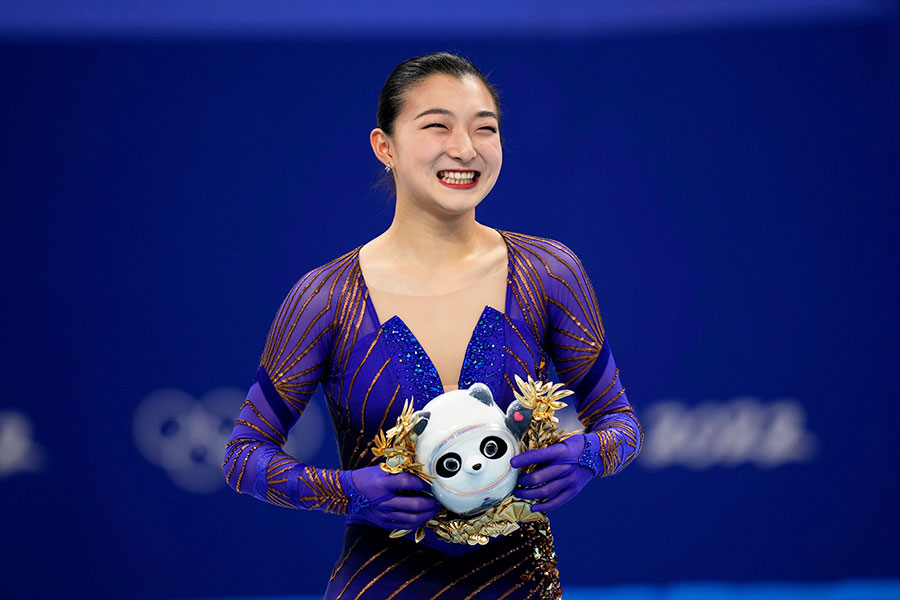 銅メダルを獲得し、表彰台で笑顔をみせる坂本花織【写真：AP】