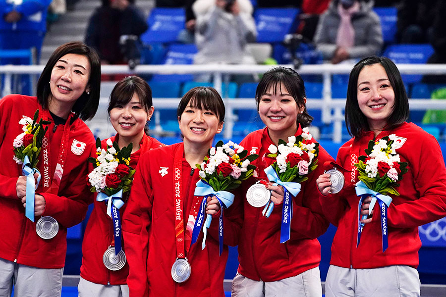 銀メダルを獲得し、表彰台で笑顔をみせるカーリング女子日本代表【写真：AP】