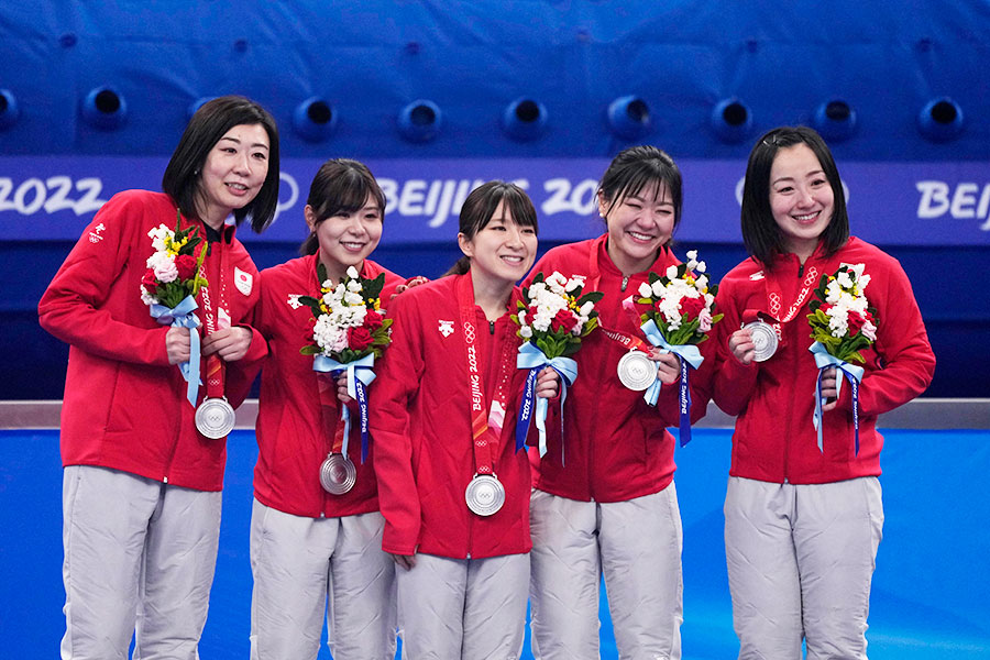 北京五輪・カーリング女子で銀メダルを獲得した日本代表（ロコ・ソラーレ）のメンバー【写真：AP】