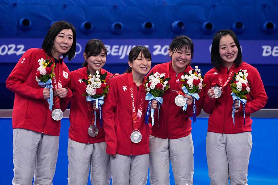 日本史上初となる銀メダルを獲得したカーリング女子日本代表【写真：AP】