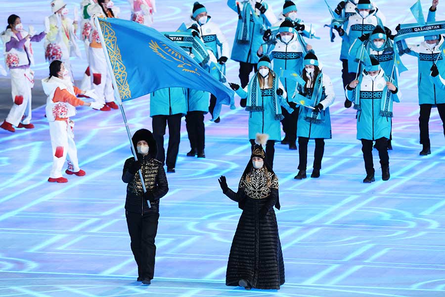 北京五輪開会式で入場するカザフスタン旗手のエカテリーナ・アイドワ【写真：Getty Images】
