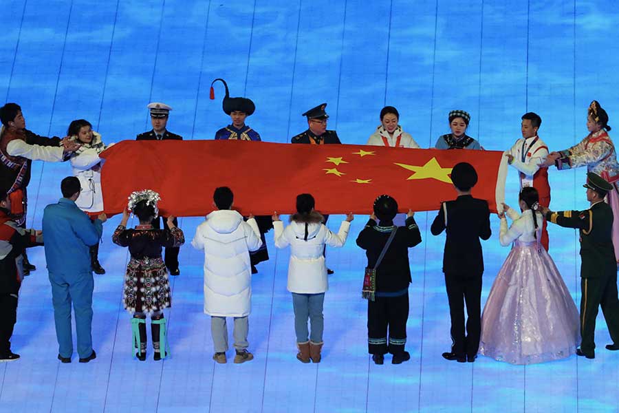 北京五輪開会式、式中に登場した女性の衣装（右）を巡って韓国で議論が起きている【写真：Getty Images】
