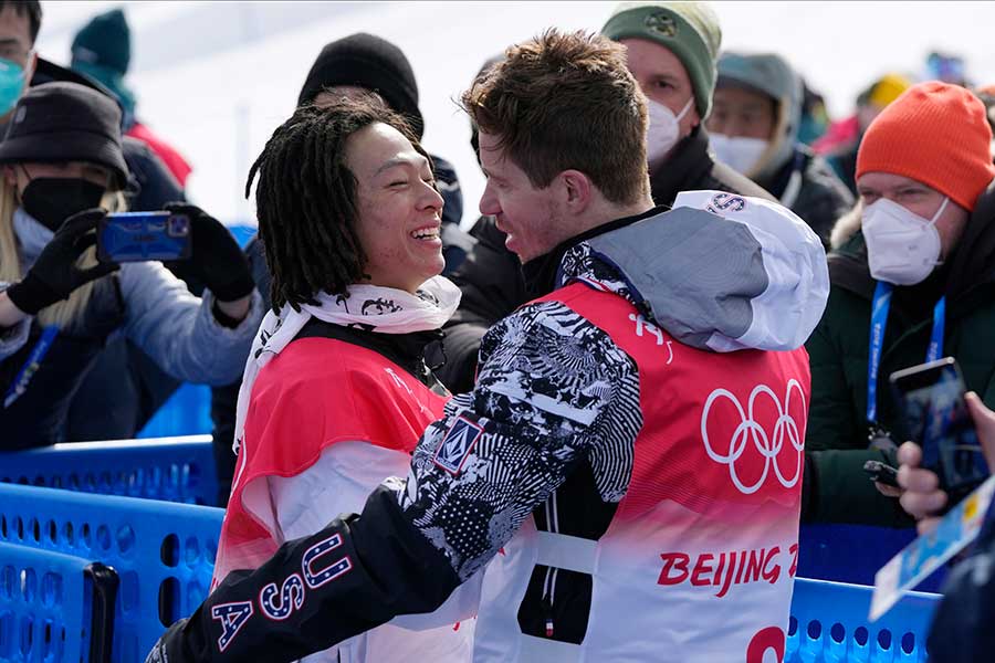 金メダルを獲得した平野歩夢とショーン・ホワイトの抱擁に反響【写真：AP】
