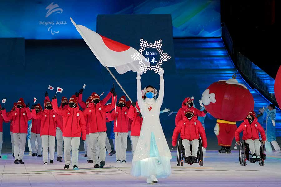 北京パラリンピック、入場行進する日本選手団【写真：AP】