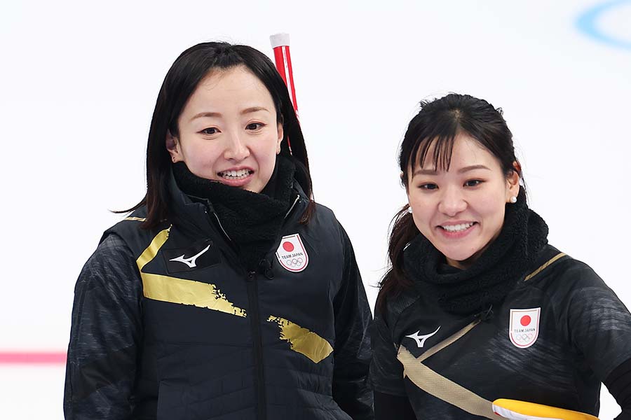北京五輪カーリング銀メダルの藤澤五月（左）と吉田知那美【写真：Getty Images】