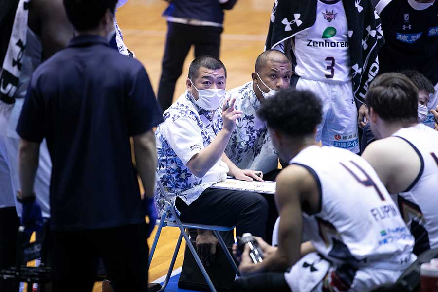 琉球の桶谷大ヘッドコーチが今季のチームの戦いについて語る【写真：琉球ゴールデンキングス】