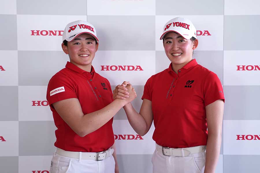 「Honda」と所属契約を締結した岩井明愛（左）と千怜