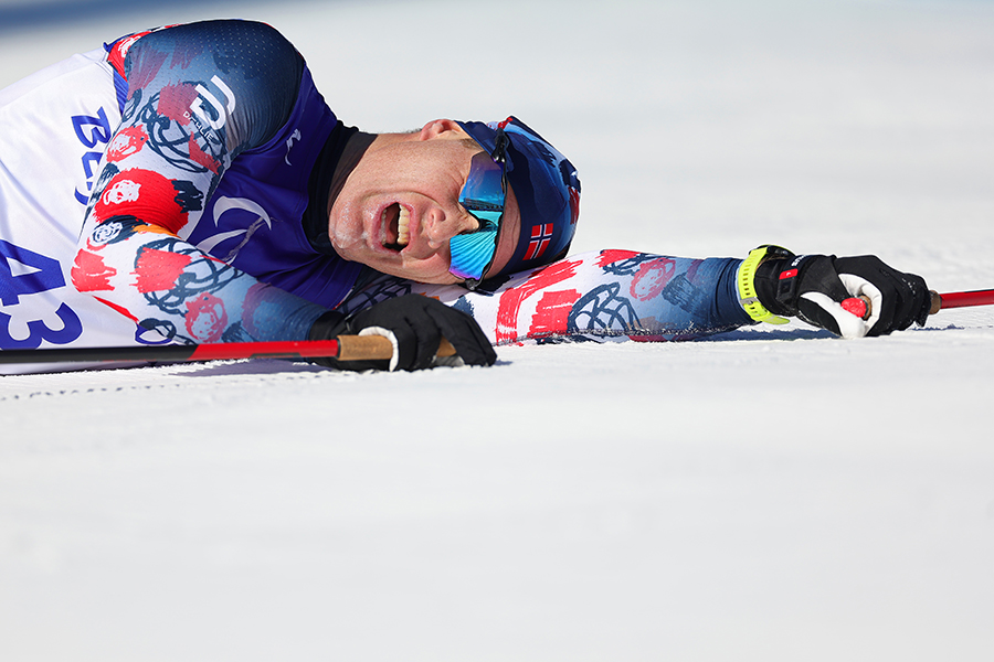 ゴール直後、雪上に倒れ込むノルウェーのクヤルタン・ハウゲン【写真：1381926963,CarmenMandato,ゲッティイメージズ】