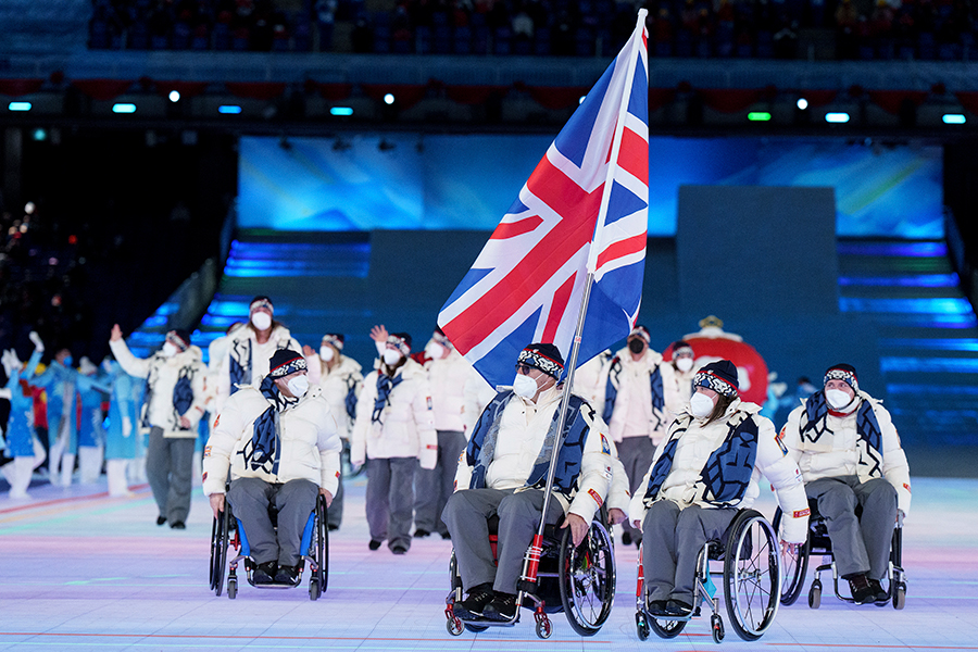 北京パラリンピック、入場行進する英国パラ選手団【写真：AP】