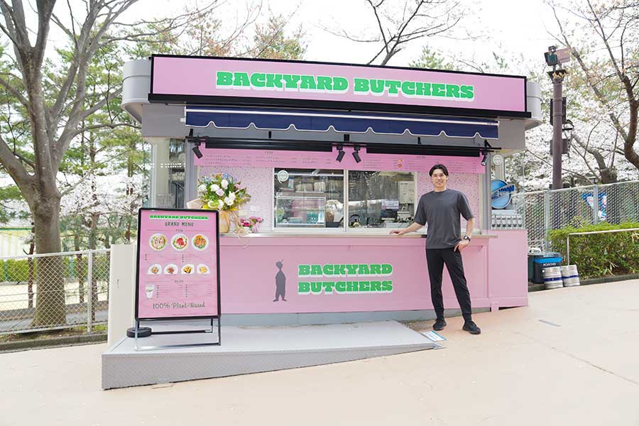 こだわりのビーガン食を提供。ピンクとグリーンを基調としたひと際目立つ店舗だ【画像提供：西武ライオンズ】