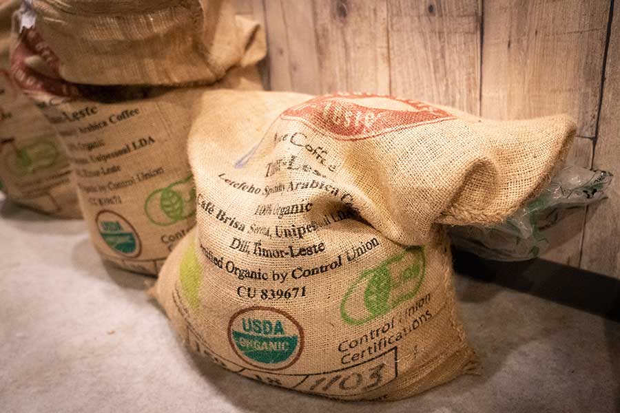 東ティモールのコーヒー農園から届く麻袋には新鮮なコーヒー豆と生産者の誇りが詰まっている【写真：南しずか】
