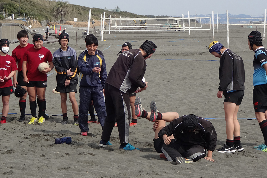 部活生のみの活動だったこの日は砂浜での練習となった【写真：吉田宏】