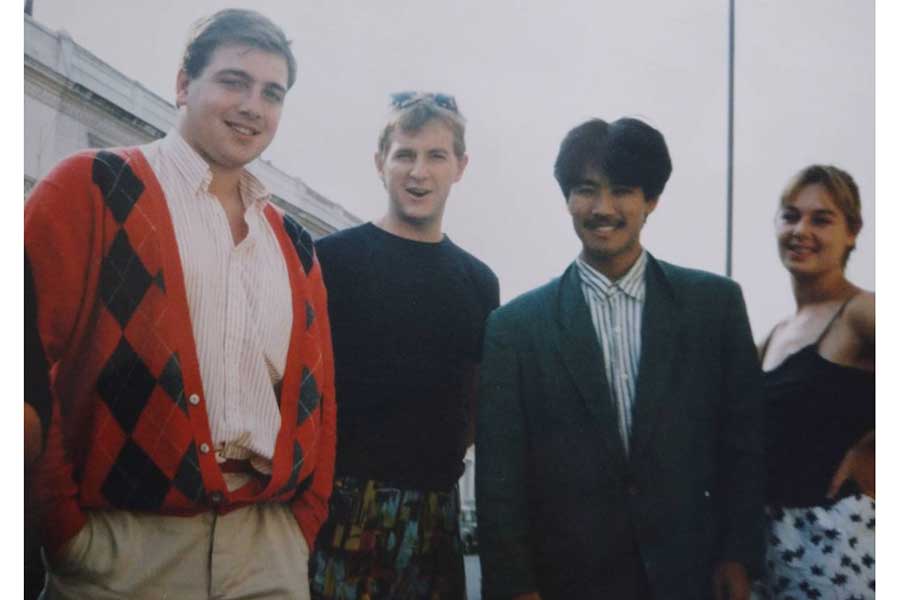 留学中の1988年、ロンドンで英国人の友人と撮影【写真：本人提供】