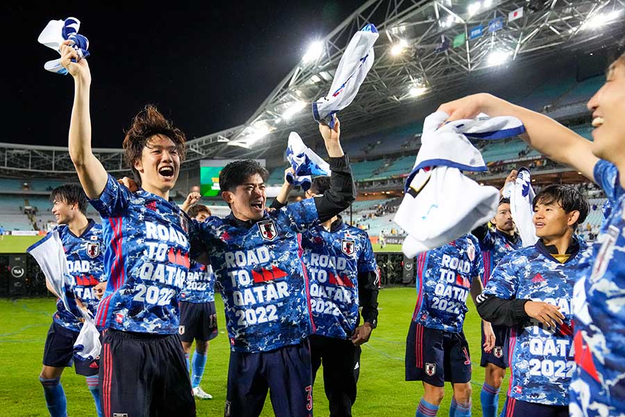 アジア最終予選でオーストラリアを下し、W杯出場を決め喜ぶ日本代表の選手たち【写真：AP】