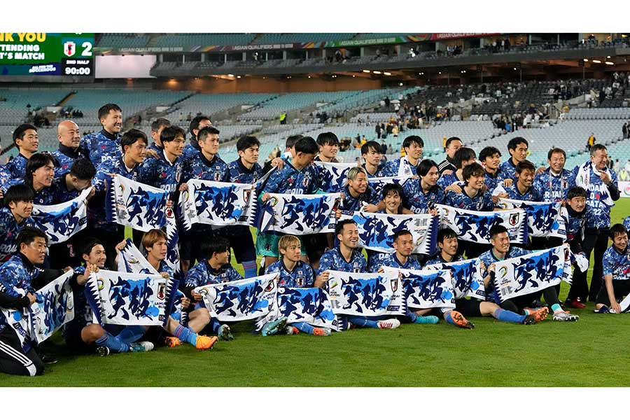 7大会連続となるW杯出場を決め、写真撮影を行うサッカー日本代表【写真：AP】