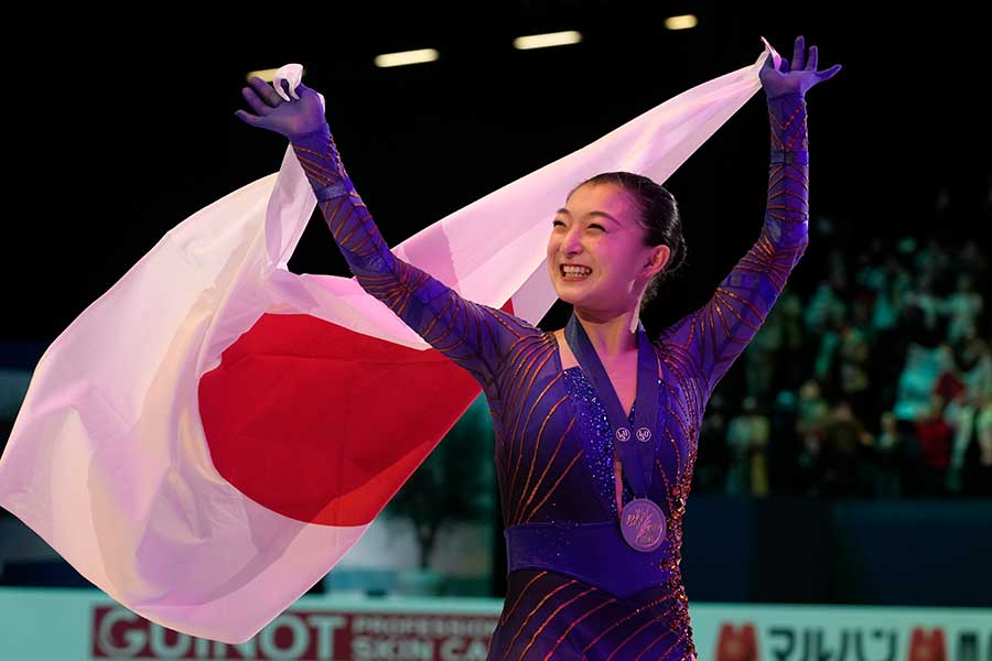 世界選手権女子シングルで金メダルを獲得した坂本花織【写真：AP】