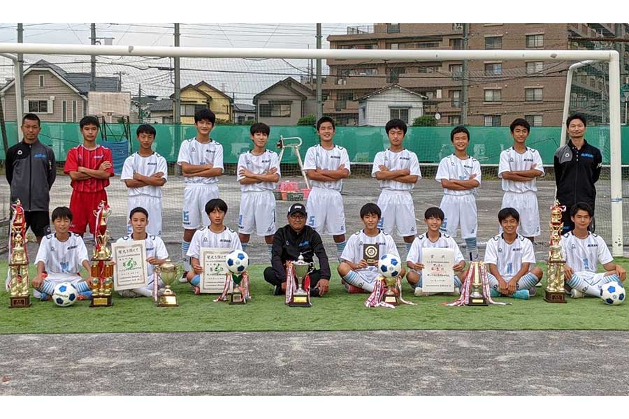 南浦和中学校サッカー部を卒業した3年生部員との集合写真【写真：本人提供】