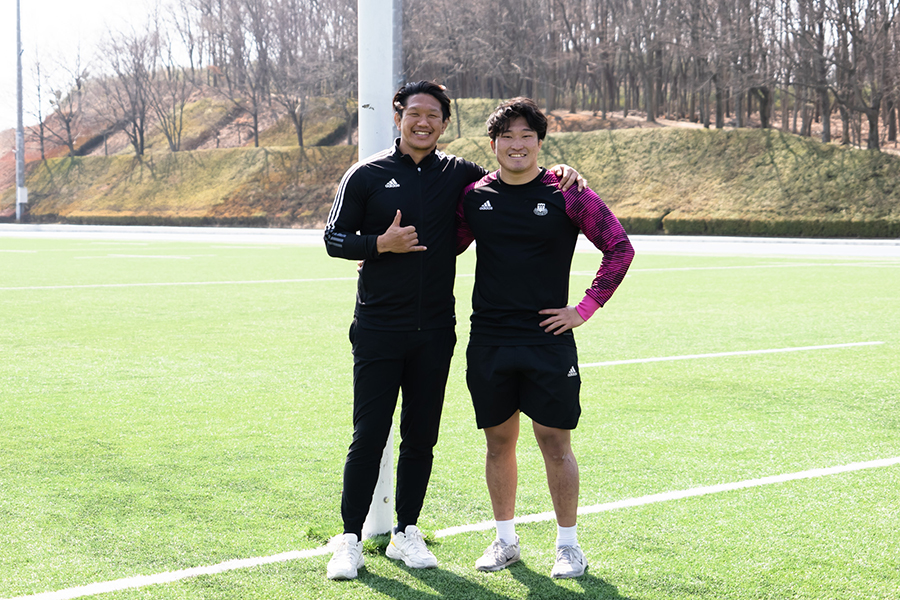 今季からチームの指揮を執る菊谷崇HC（左）と平坂桃一主将（右）【写真：荒川祐史】