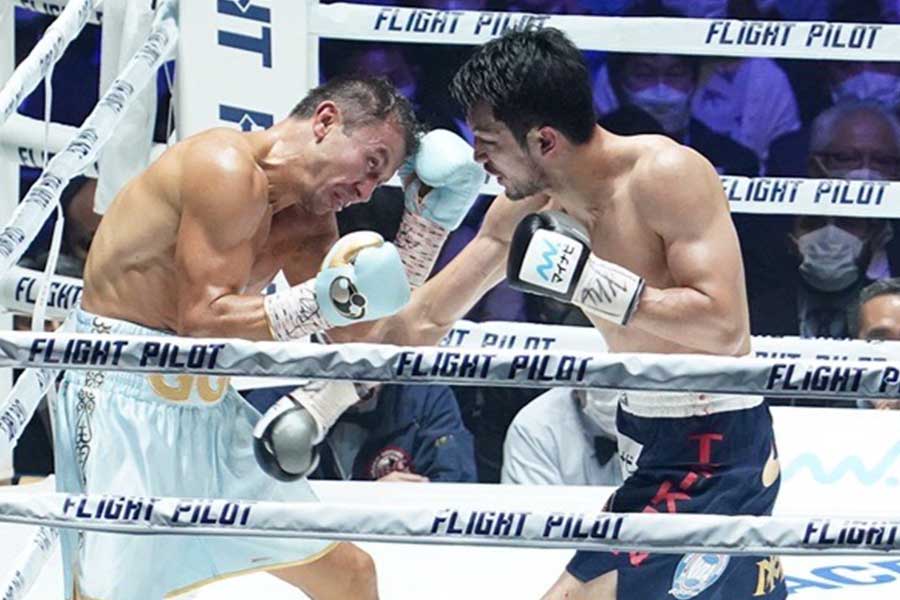 WBAスーパー・IBF世界ミドル級王座統一戦、村田諒太（右）は9回TKOでゲンナジー・ゴロフキンに敗れた【写真：荒川祐史】