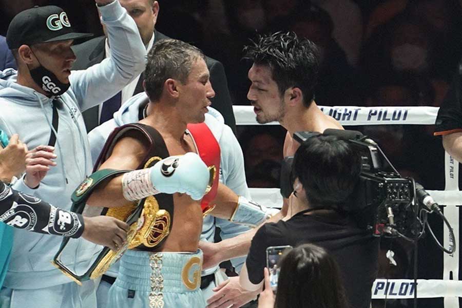 WBAスーパー・IBF世界ミドル級王座統一戦、9回TKO勝ちしたゲンナジー・ゴロフキン（左）は村田諒太を称えた【写真：荒川祐史】