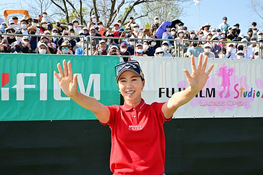 富士フイルム・スタジオアリス女子オープンで優勝し、ファンの声援に応える上田桃子【写真：Getty Images】