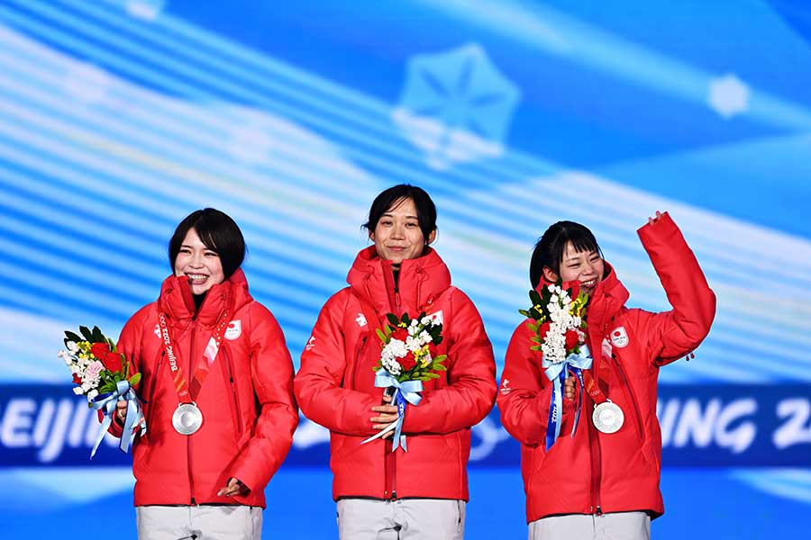 北京五輪で銀メダルを獲得した（左から）佐藤綾乃、高木美帆、高木菜那【写真：Getty Images】
