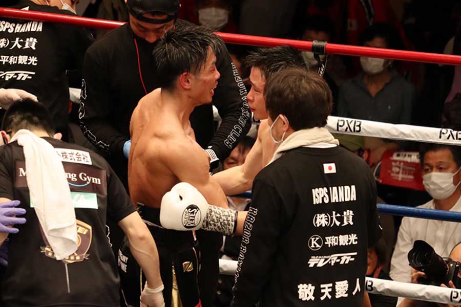 WBO世界ミニマム級、初防衛に成功した谷口将隆（左）は試合後に石澤開を称えた【写真：浜田洋平】