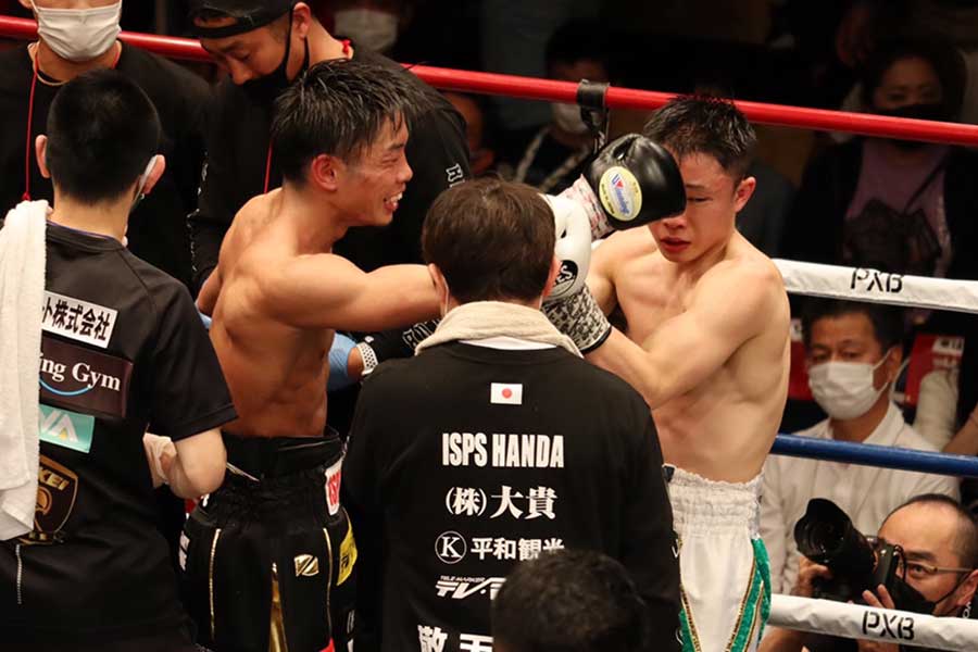 WBO世界ミニマム級、初防衛に成功した谷口将隆（左）は試合後に石澤開を気遣った【写真：浜田洋平】