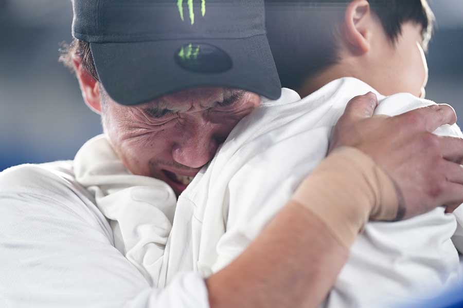 銅メダル獲得後、息子を抱いて涙した佐々木元【写真：荒川祐史】