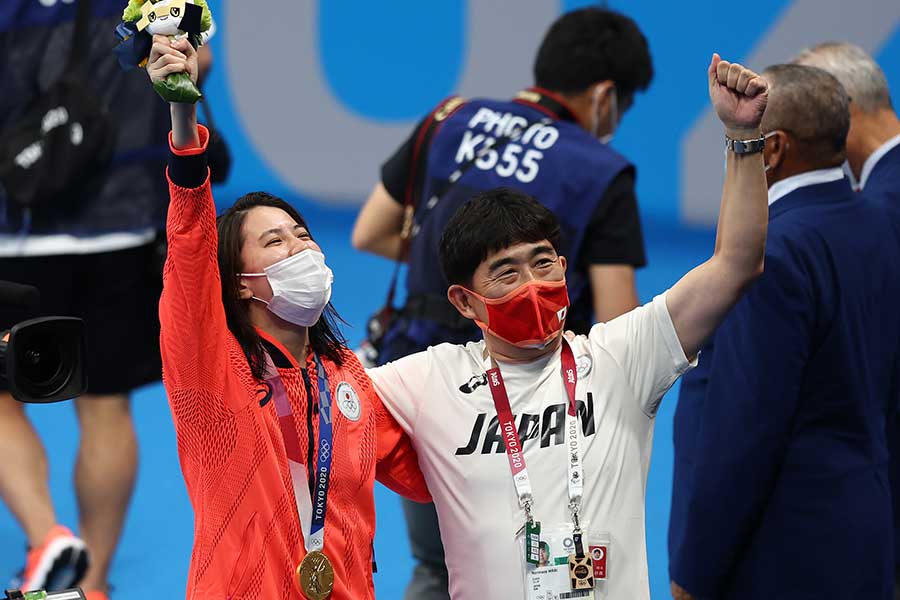 東京五輪で競泳日本代表ヘッドコーチを務めた平井伯昌氏と女子個人メドレーで2冠を達成した大橋悠依【写真：Getty Images】