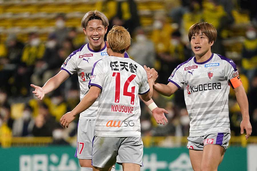 ゴールを祝う京都サンガの選手たち【写真：Getty Images】