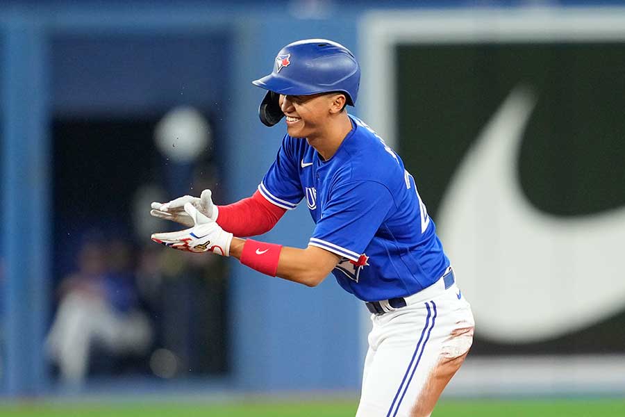 メジャー初安打となる二塁打を放ち、笑顔を見せるブルージェイズの加藤豪将【写真：Getty Images】