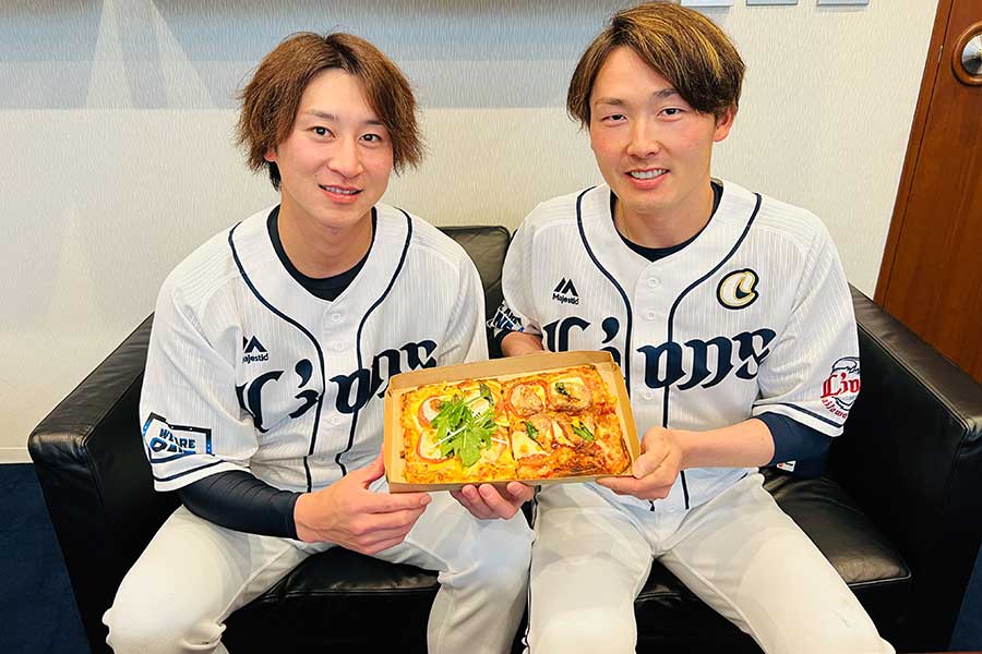 ねこげんピザを手に持つ西武の金子（左）と源田【写真：球団提供】