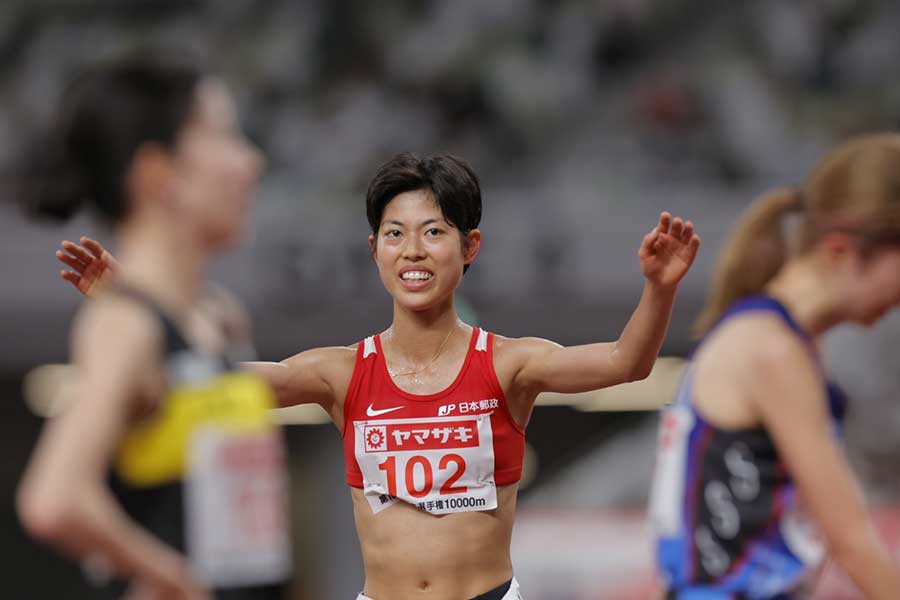 女子1万メートル、世界陸上の代表に内定した廣中璃梨佳はゴール後に両手を挙げた【写真：奥井隆史】