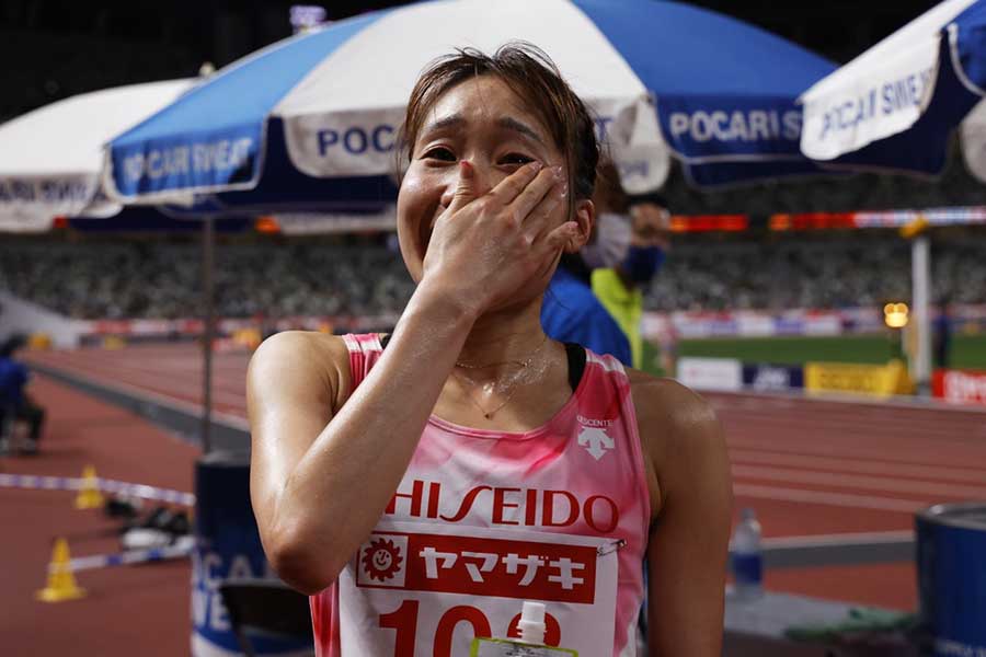 女子1万メートル、世界陸上内定を決めた五島莉乃はレース後に涙を拭った【写真：奥井隆史】