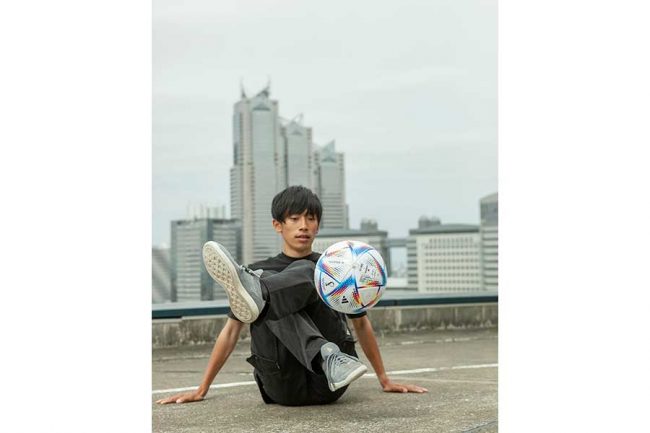 サッカーは「世界をつなぐ」 フリースタイル元王者Tokura、W杯公式球に