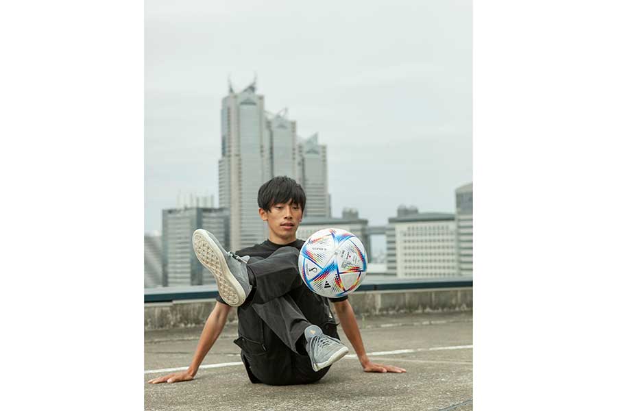 “Tokura”こと、徳田耕太郎氏がカタールW杯の公式試合球「AL RIHLA（アル・リフラ）」を使用してフリースタイルフットボールの演技を披露