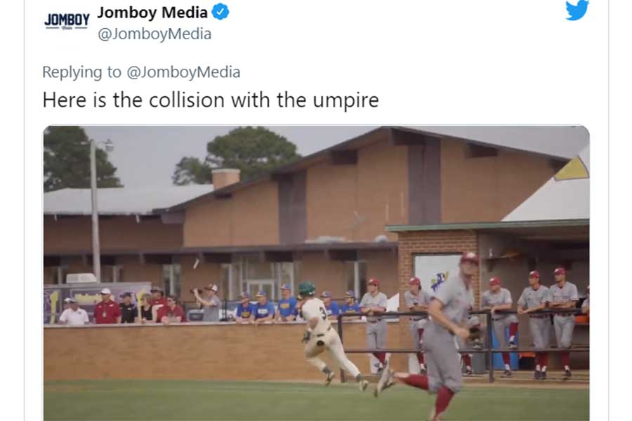 米大学野球で塁審が打者走者を“妨害”（画像は「ジョムボーイ・メディア」公式ツイッターのスクリーンショット）
