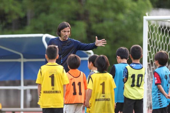 サッカー元日本代表・鈴木隆行が直接指導！ スクール発足1年、品川に5