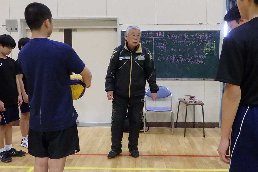 坂戸市立桜中の男子バレーボール部を指導する萩原秀雄氏、練習前にはトレーニングの目的を選手に説明【写真：河野正】
