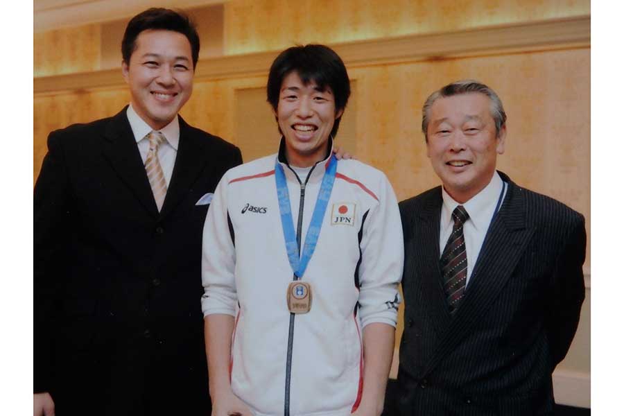坂戸西高時代の教え子で日本代表の米山裕太（中央）。左は現日本バレーボール協会の川合俊一会長【写真：本人提供】
