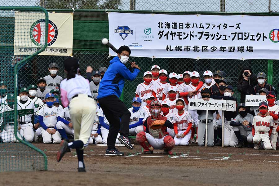 札幌市北区少年野球場の試打式に参加した日本ハムの稲葉篤紀GM【写真：（C）H.N.F.】