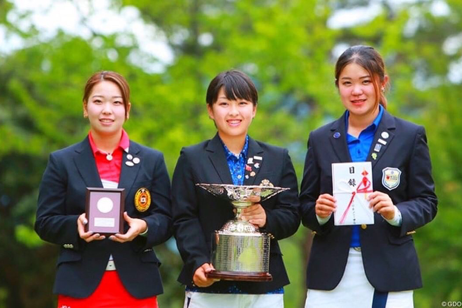 高校3年生時の日本女子アマで表彰台に並ぶ（左から）後藤未有、西郷真央、和久井麻由【写真：本人提供】