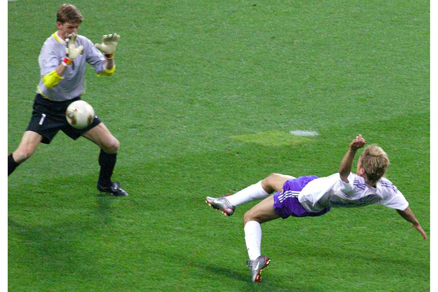 あきらめずに追った鈴木隆行が右足のつま先で触ると、ボールはベルギー代表GKの脇を抜けてゴールに吸い込まれた【写真：Getty Images】