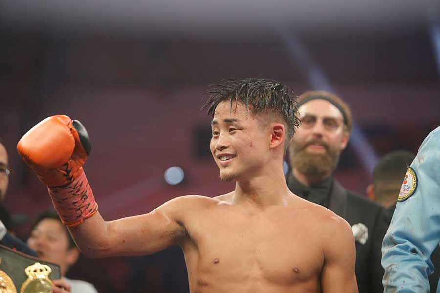 8回TKOで勝利を収め、笑顔を見せる京口紘人【写真：Getty Images】