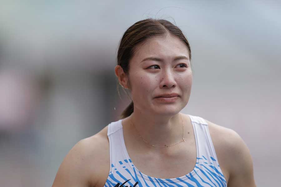 日本選手権、女子100メートル障害で優勝し涙ぐむ福部真子【写真：奥井隆史】