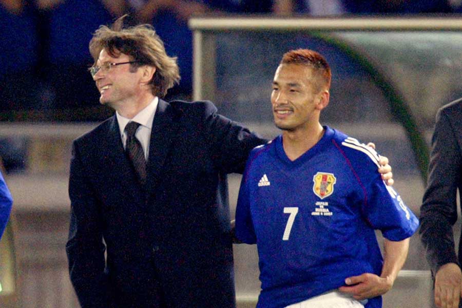 2002年日韓W杯でのフィリップ・トルシエ監督（左）と中田英寿【写真：AFP/アフロ】
