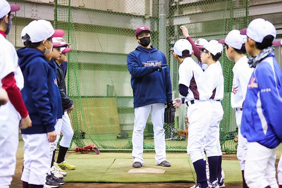 現役引退後、楽天野球団のアカデミーコーチに就任した青山さん、指導の難しさも感じていると語る【写真提供：楽天野球団】